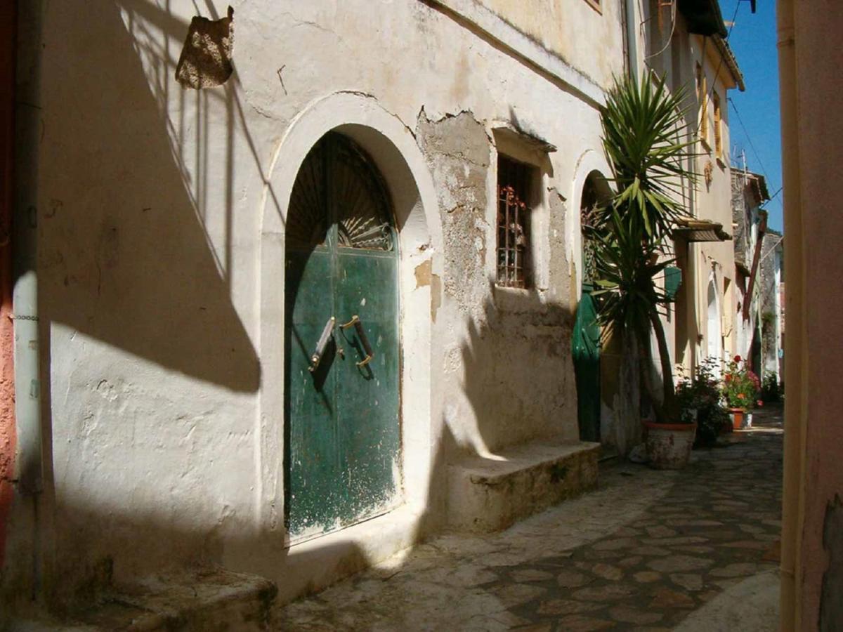 The Old Mansion Apartment Sinarades Exterior photo